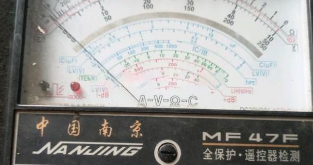 指南针式的万用表应该怎么挑?。空饧父鍪孪畋匦胱⒁?></p>
<p>指针式万用表里面用的全是贴片电阻（见下图），量程开关里面的铜片在拧了几圈之后便出现了接触不良，表笔线里面只有五六根细细的铜丝，说明其买的这款指针式万用表做工不怎么样。 指针式万用表里面若全部采用贴片电阻，其电流档的取样电阻若功率余量不够大的话，在用电流档测量较大的电流时，容易烧坏这些取样电阻。该表量程开关拧了几圈后出现接触不良，说明其铜片弹性较差。 若想选用一块好的指针式万用表，建议购买五六十元价位的指针式万用表，这种价位的万用表做工一般都较好，拿着沉甸甸的，表笔线也较粗，可以测量大电流，不用担心烧坏表笔线。</p>
<p class=