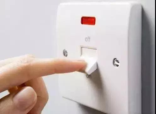 老电工手把手教学，一分钟学会如何安装开关插座！